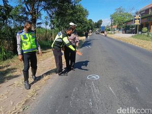 Elf Muat 15 Penumpang Terguling di Magetan, 1 Anak Tewas