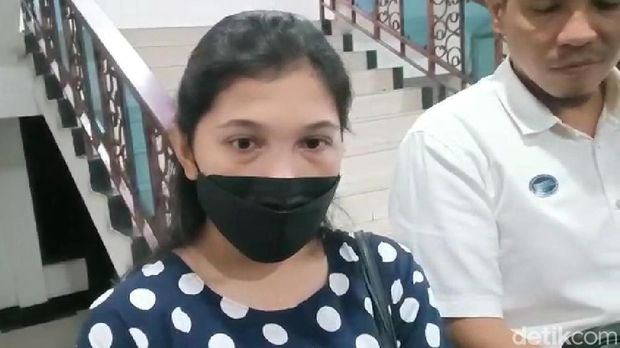 Kekasih Brigadir J, Vera Simanjuntak usai diperiksa Bareskrim di Polda Jambi. (Tim detikSumut)