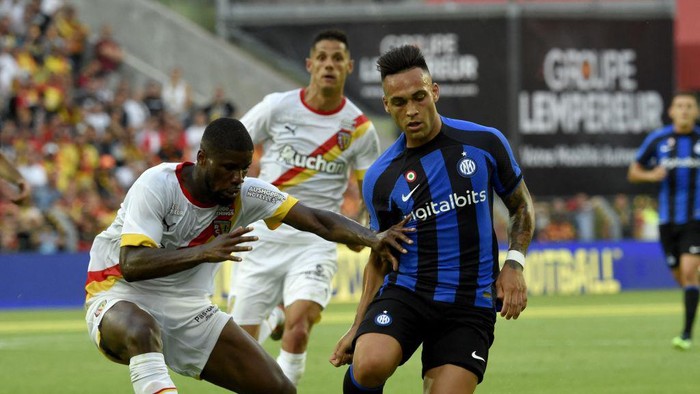 Lens Austrian defender Kevin Danso (L) and Inter Milans Argentinian forward Lautaro Martínez fights for the ball during the friendly football match between Lens and Inter Milan at the Bollaert stadium in Lens, on July 23, 2022. (Photo by FRANCOIS LO PRESTI / AFP) (Photo by FRANCOIS LO PRESTI/AFP via Getty Images)