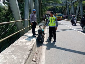 Alami Kecelakaan Tunggal, Pemotor Ini Ditemukan Tewas di Dasar Sungai