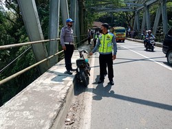 Alami Kecelakaan Tunggal, Pemotor Ini Ditemukan Tewas di Dasar Sungai