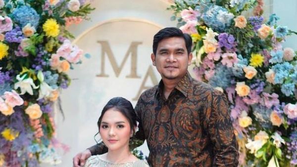 Romantisnya Maell Lee Saat Masak Mie Aceh dengan Sang Tunangan