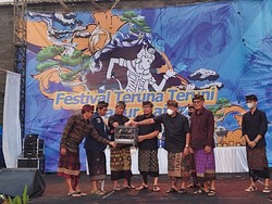 Dua Finalis Dikukuhkan Sebagai Teruna Teruni Sanur Kaja 2022