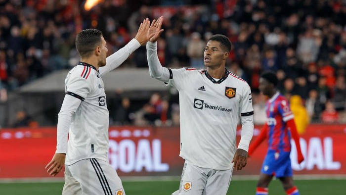 MELBOURNE, AUSTRALIA - JULY 19: Marcus Rashford of Manchester United (R) celebrates a goal with Dioga Dalot during the Pre-Season Friendly match between Manchester United and Crystal Palace at Melbourne Cricket Ground on July 19, 2022 in Melbourne, Australia. (Photo by Mark Evans/Getty Images)