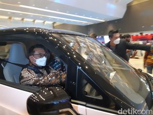 Moeldoko dan Uya Kuya Geber Wuling Air ev di Dalam Ruangan, Gimana Rasanya? Moeldoko dan Uya Kuya Geber Wuling Air ev di Dalam Ruangan, Gimana Rasanya?