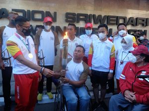 Momen Sandiaga Uno-Gibran Ramaikan Pawai Obor ASEAN Para Games Momen Sandiaga Uno-Gibran Ramaikan Pawai Obor ASEAN Para Games