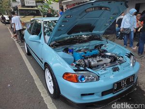 Nostalgia Suasana 90-an Bareng GO90s dengan Mobil Klasik yang Kece