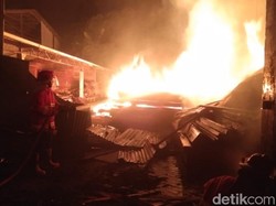 Pabrik Triplek di Pasuruan Terbakar Hebat