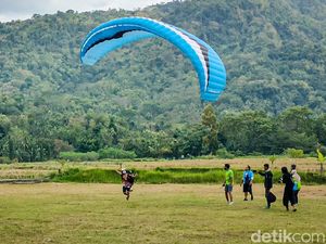 Tampil Beda! Para Penerjun Paralayang di Kulon Progo Ini Berkostum Wayang