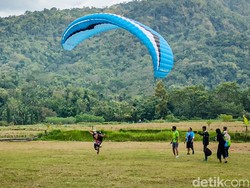 Tampil Beda! Para Penerjun Paralayang di Kulon Progo Ini Berkostum Wayang