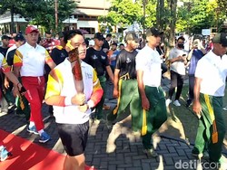 Sandiaga-Gibran Lari 4 Km Bawa Obor ASEAN Para Games di Solo