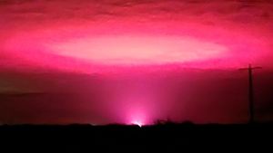 Penampakan Cahaya Pink Misterius Hebohkan Warga Australia
