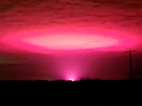 Penampakan Cahaya Pink Misterius Hebohkan Warga Australia