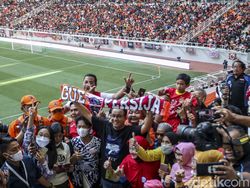 Momen Anies Jadi Sasaran Selfie Saat Peresmian JIS