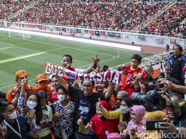 Momen Anies Jadi Sasaran Selfie Saat Peresmian JIS