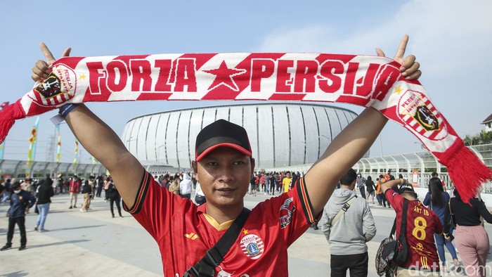Sejumlah The Jakmania mulai datangi Jakarta International Stadium, Jakarta, Minggu (24/7/2022). Kedatangan mereka guna mendukung Persija yang akan bertanding melawan Chonburi Fc dalam laga persahabatan untuk memeriahkan grand launching JIS.