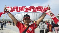 Salah seorang The Jakmania berfoto dengan latar belakang JIS.