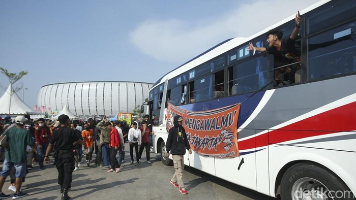 Potret The Jakmania Mulai Datangi JIS Sejumlah The Jakmania mulai datangi Jakarta International Stadium, Jakarta, Minggu (24/7/2022). Kedatangan mereka guna mendukung Persija yang akan bertanding melawan Chonburi Fc dalam laga persahabatan untuk memeriahkan grand launching JIS.