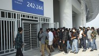 Penonton terlihat tengah antre untuk masuk ke dalam stadion.