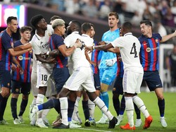 Para pemain kedua tim langsung cekcok! Wasit beberapa kali harus menenangkan para pemain (AP)