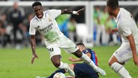 Di babak pertama, ada keributan setelah Vinicius disikat Busquet dan Alba (AP)