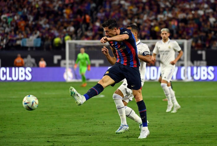 Real Madrid vs Barcelona El Clasico Pramusim Spectators await the start of the international friendly football match between Barcelona and Real Madrid at Allegiant Stadium in Las Vegas, Nevada, on July 23, 2022. (Photo by Frederic J. BROWN / AFP) (Photo by FREDERIC J. BROWN/AFP via Getty Images)