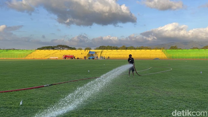 Rumput Stadion Gelora BJ Habibie disiram sebagai bagian perawatan lapangan.