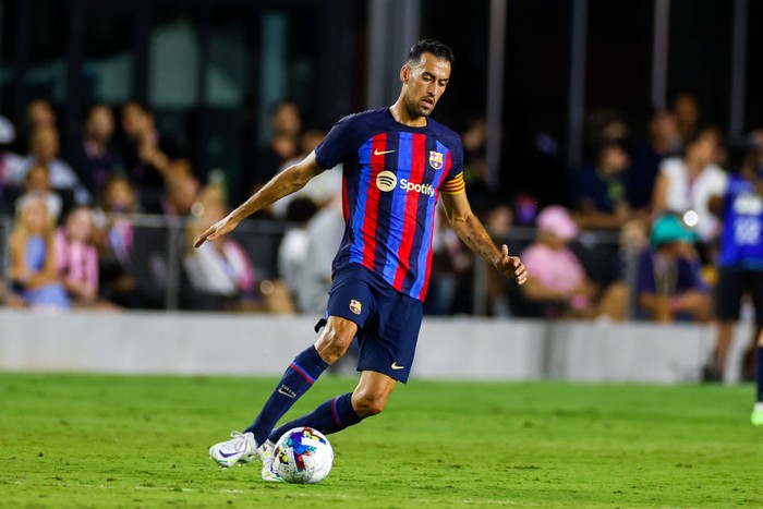 FORT LAUDERDALE, FL - JULY 19: FC Barcelona midfielder Sergio Busquets (5) during the preseason friendly between FC Barcelona and Inter Miami CF on July 19, 2022 at DRV PNK Stadium in Fort Lauderdale, Fl. (Photo by David Rosenblum/Icon Sportswire via Getty Images)