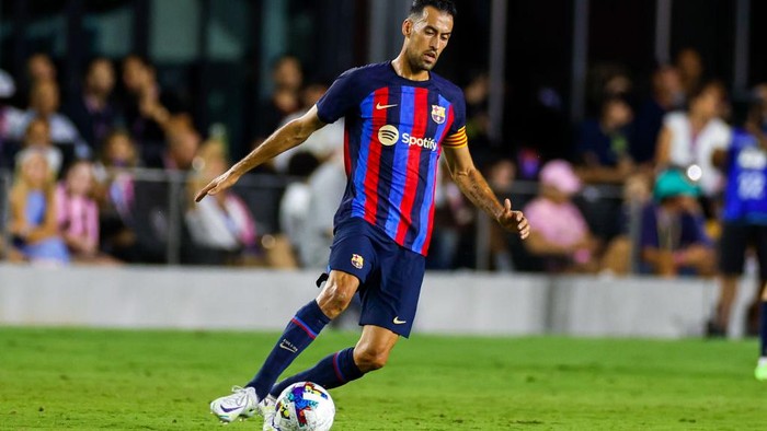 FORT LAUDERDALE, FL - JULY 19: FC Barcelona midfielder Sergio Busquets (5) during the preseason friendly between FC Barcelona and Inter Miami CF on July 19, 2022 at DRV PNK Stadium in Fort Lauderdale, Fl. (Photo by David Rosenblum/Icon Sportswire via Getty Images)