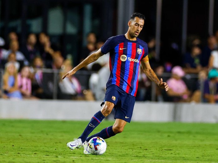 FORT LAUDERDALE, FL - JULY 19: FC Barcelona midfielder Sergio Busquets (5) during the preseason friendly between FC Barcelona and Inter Miami CF on July 19, 2022 at DRV PNK Stadium in Fort Lauderdale, Fl. (Photo by David Rosenblum/Icon Sportswire via Getty Images)