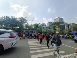 Demam Citayam Fashion Week, Bocah Depok Catwalk Sendirian di Zebra Cross