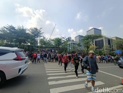 Suasana Citayam Fashion Week di Sudirman Siang Ini, Anak Jaksel Ikutan