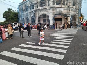 Tunjungan Fashion Week Surabaya, Sempat Dibubarkan-Beralih ke Trotoar Tunjungan Fashion Week Surabaya, Sempat Dibubarkan-Beralih ke Trotoar