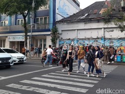 Akhir Fashion Show Tunjungan Ala Citayam yang Dibubarkan Satpol PP Surabaya