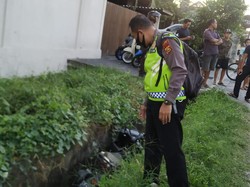Diduga Mabuk Saat Bawa Motor, Bule Australia Meninggal di Selokan