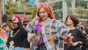 Adu Gaya 10 Artis yang Eksis di Citayam Fashion Week, Rina Nose Totalitas