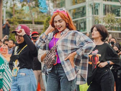 Adu Gaya 10 Artis yang Eksis di Citayam Fashion Week, Rina Nose Totalitas