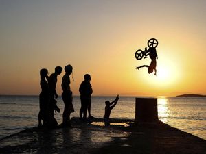 Atraksi Sepeda Hibur Warga Yunani di Tengah Gelombang Panas