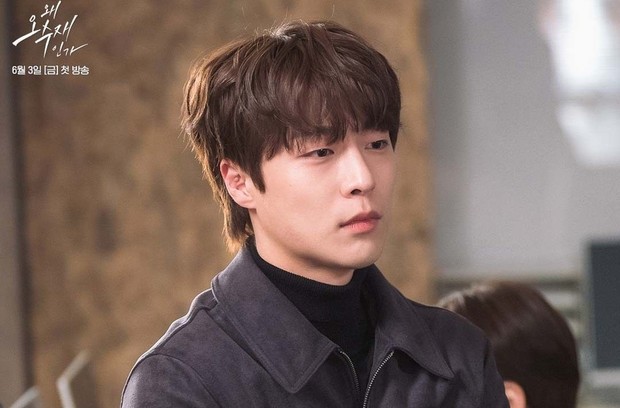 Berkat wajahnya yang terlihat lebih dewasa dari umurnya, Bae In Hyuk sering kali mendapatkan peran sebagai senior di kuliahan.