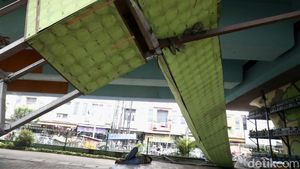 Eittss... Tempat Pot di Kolong Jembatan Ciputat Roboh, Kok Bisa?