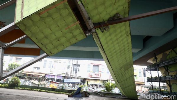 Eittss... Tempat Pot di Kolong Jembatan Ciputat Roboh, Kok Bisa?