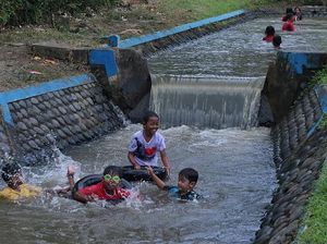 Aliran Sungai Ini Jadi Wisata Gratis di Banyuwangi, Seger Benerrr...