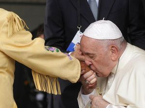 Saat Paus Cium Tangan Pribumi Kanada