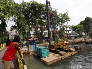 Cegah Longsor, Kali Ciliwung di Kawasan Pasar Baru Diturap Beton