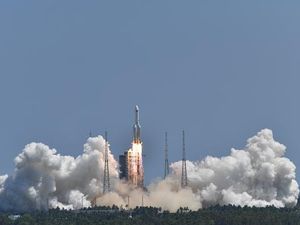 Beredar Video Roket Seberat 22 Ton Milik China Jatuh di Dekat Kalimatan