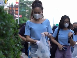 Aksi Beda Cinta Laura di Citayam Fashion Week, Punguti Sampah