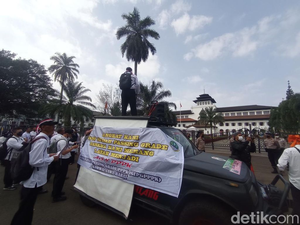 Aksi Demo Guru Honorer Jabar Tuntut Kejelasan Nasib ke Ridwan Kamil