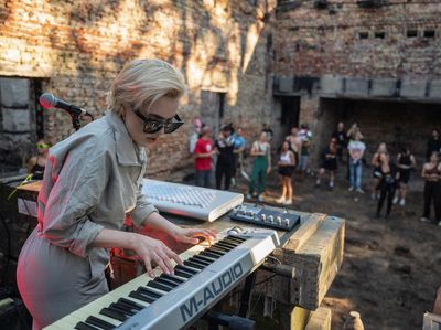 Aksi DJ Hibur Para Relawan Ukraina