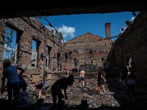 Rudal Rusia Hantam Apartemen di Chernihiv Ukraina, 17 Orang Tewas Rudal Rusia Hantam Apartemen di Chernihiv Ukraina, 17 Orang Tewas