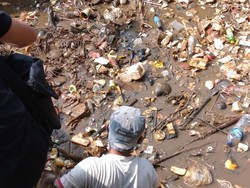 Drainase Mampet Bikin Banjir Mampang Depok, Jaring Sampah Akan Dipasang